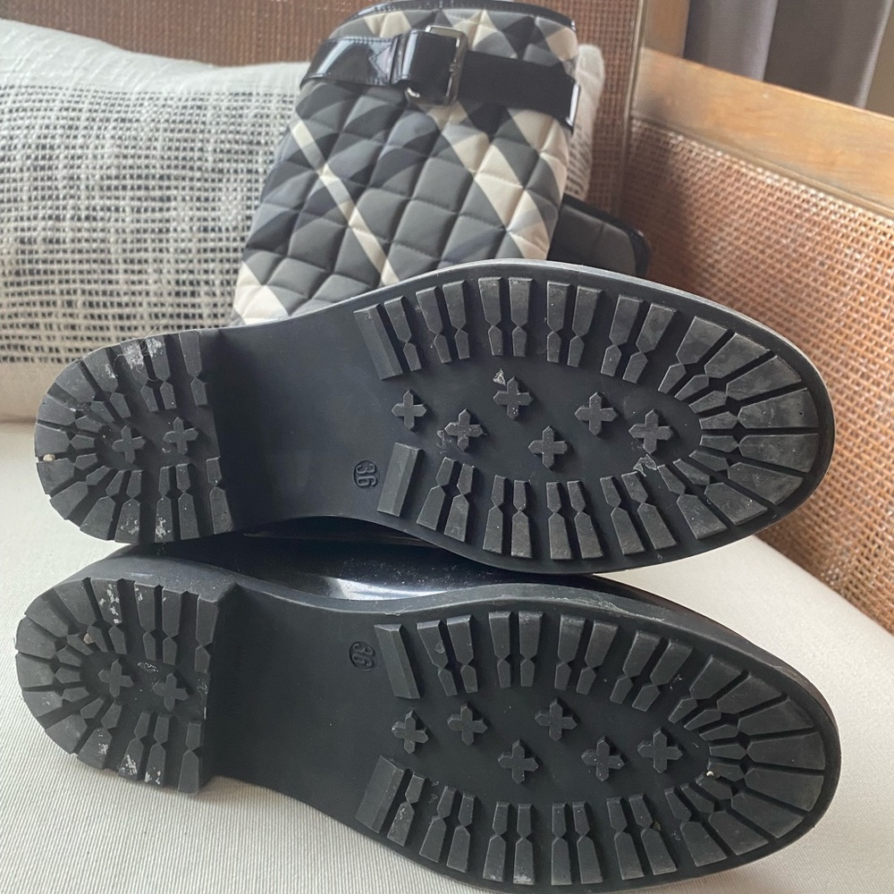 Burberry winter boots - Picture 3 of 3